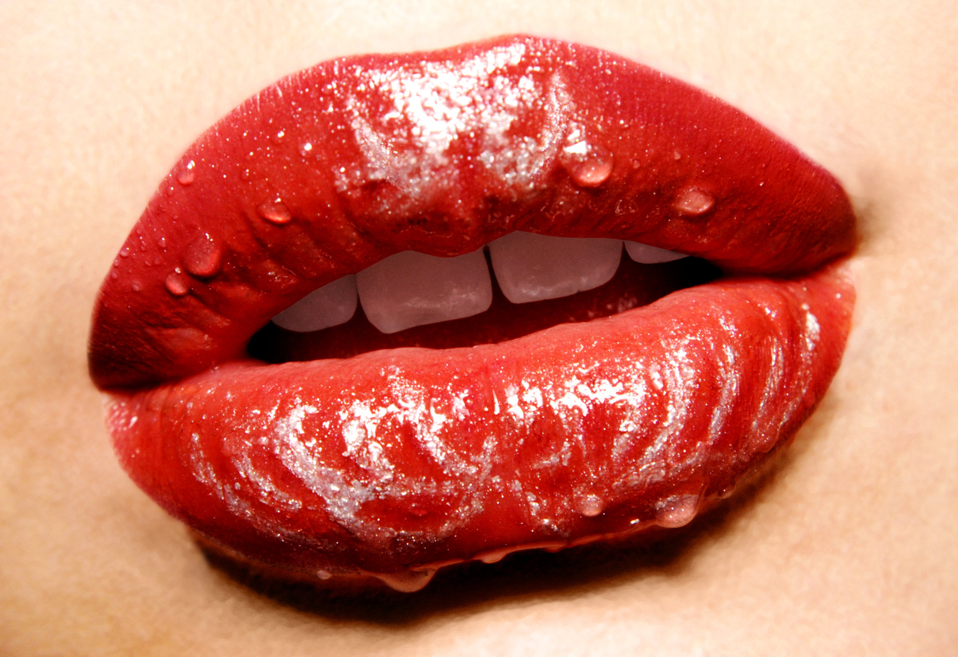 Красивые губы с языком